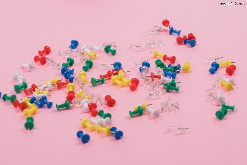 五颜六色的图钉图片