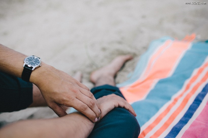 沙滩上的电脑和手机的图片