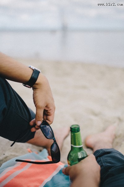 沙滩上的电脑和手机的图片