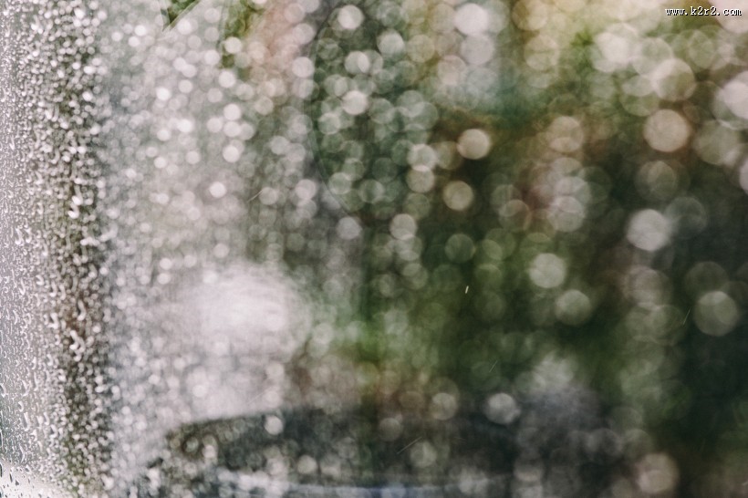 使用旧打字机的雨天图片