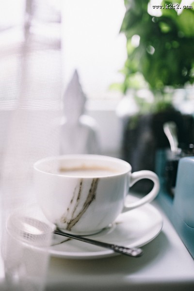 使用旧打字机的雨天图片