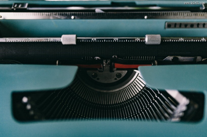 使用旧打字机的雨天图片