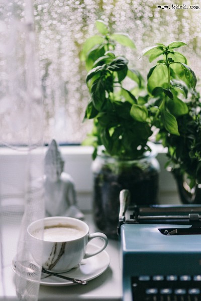 使用旧打字机的雨天图片