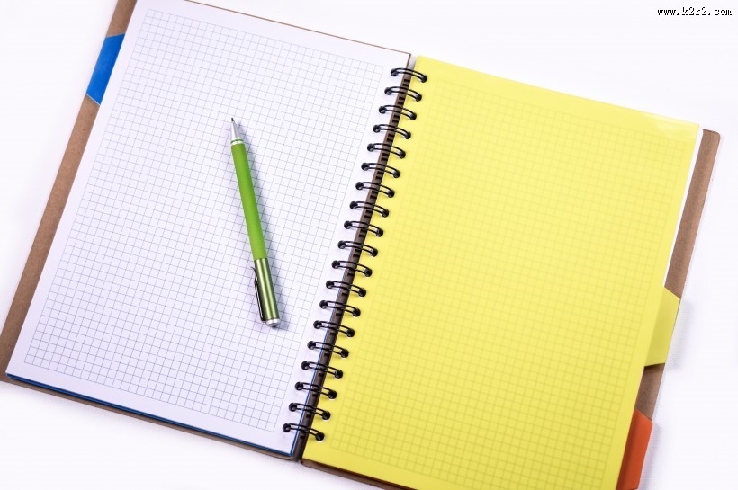 放着笔的笔记本图片