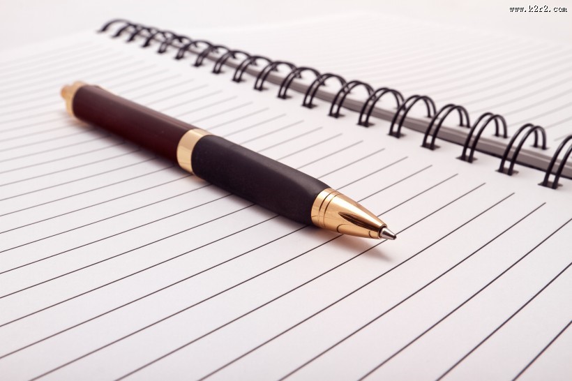 放着笔的笔记本图片