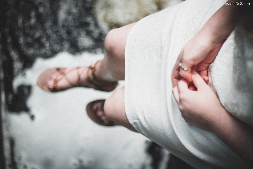 手指上的戒指图片