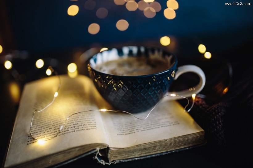 摆放在书本上的小灯泡图片大全