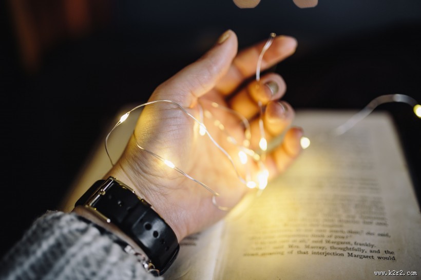 摆放在书本上的小灯泡图片大全