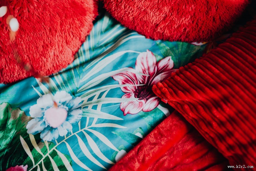 浪漫的红色床单图片