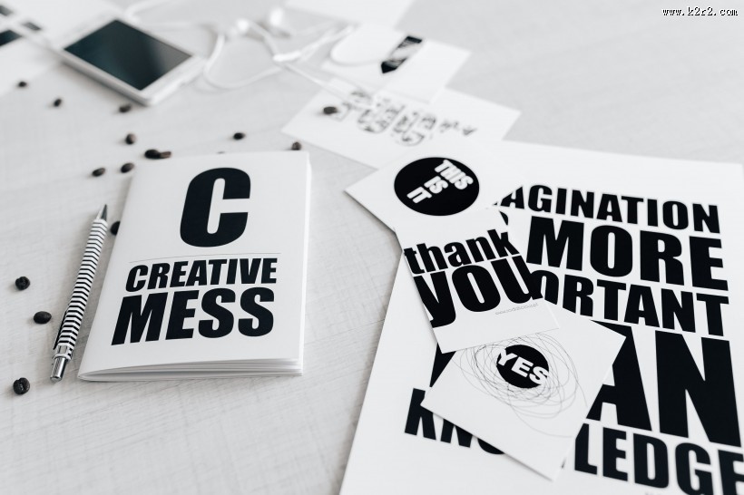 黑白色调的物件摆放图片