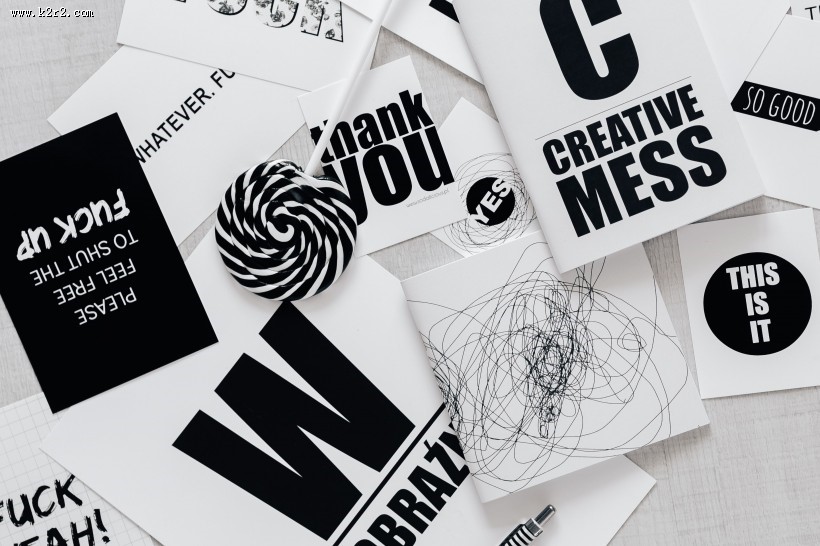 黑白色调的物件摆放图片