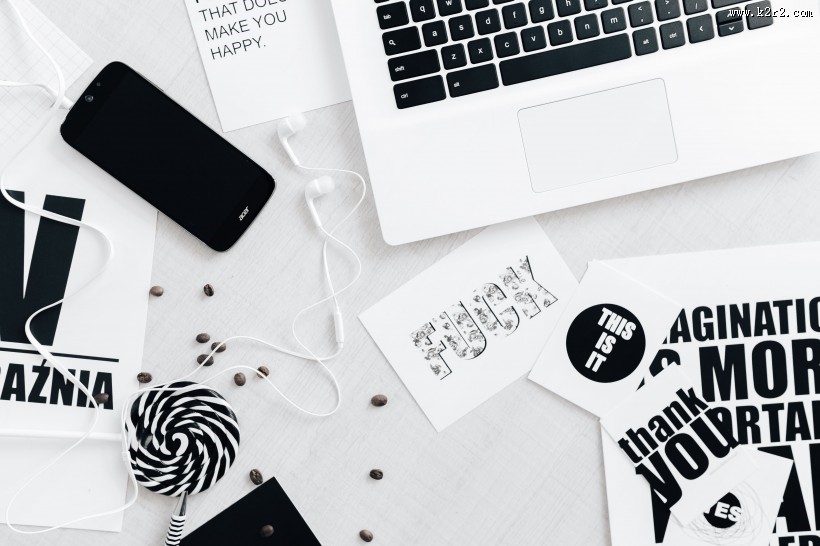 黑白色调的物件摆放图片