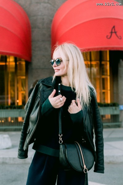 模特展示的时尚女包图片