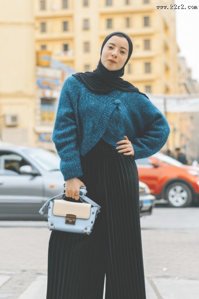 模特展示的时尚女包图片