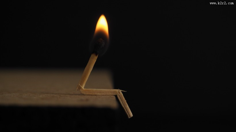 点燃的火柴图片