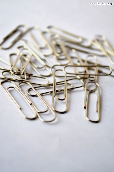 银白色的回形针图片