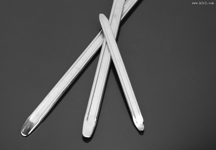 修理汽车轮胎撬棍图片