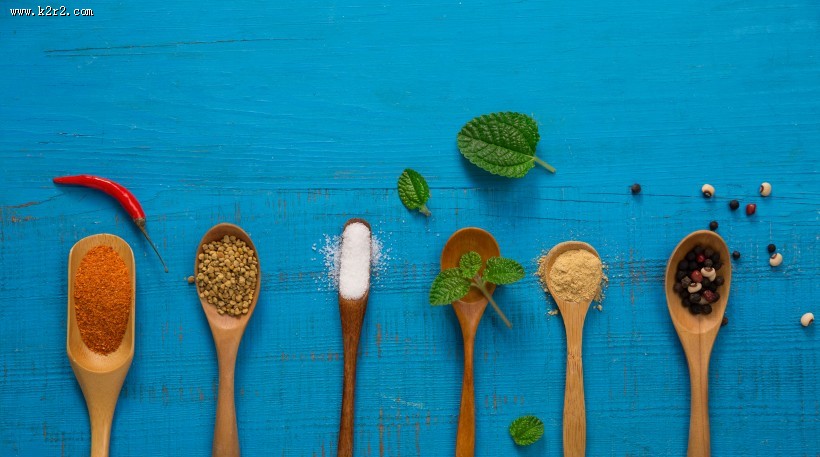 放着调料的小勺子图片