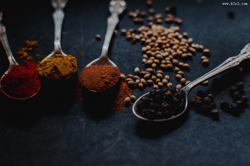放着调料的小勺子图片