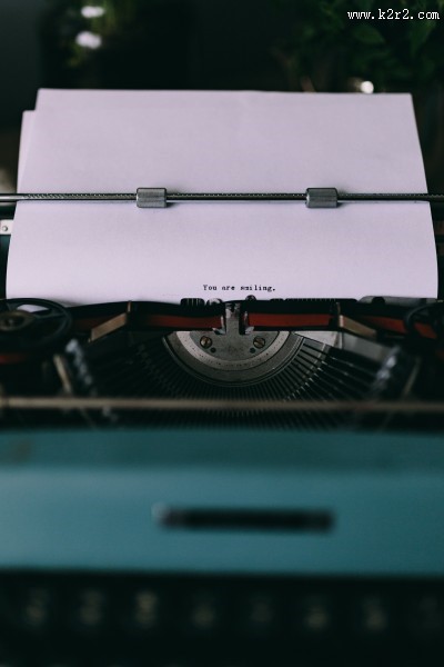 复古打字机的特写图片