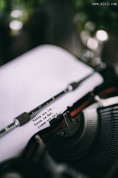 复古打字机的特写图片