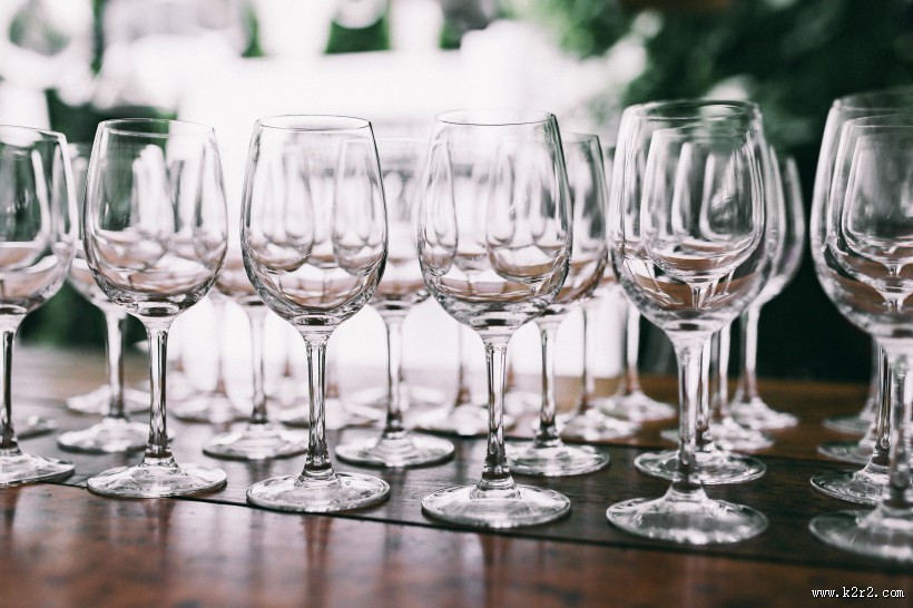 玻璃空酒杯的特写图片