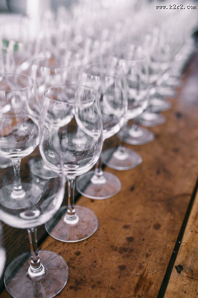 玻璃空酒杯的特写图片