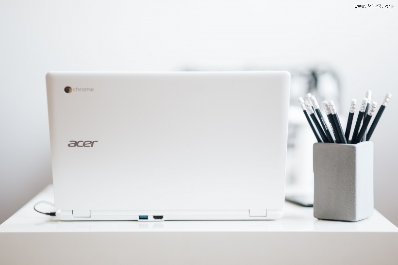 白色笔记本和智能手机的摆放图片大全