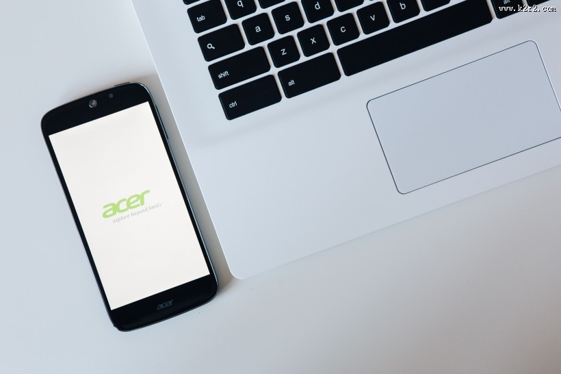 白色笔记本和智能手机的摆放图片大全