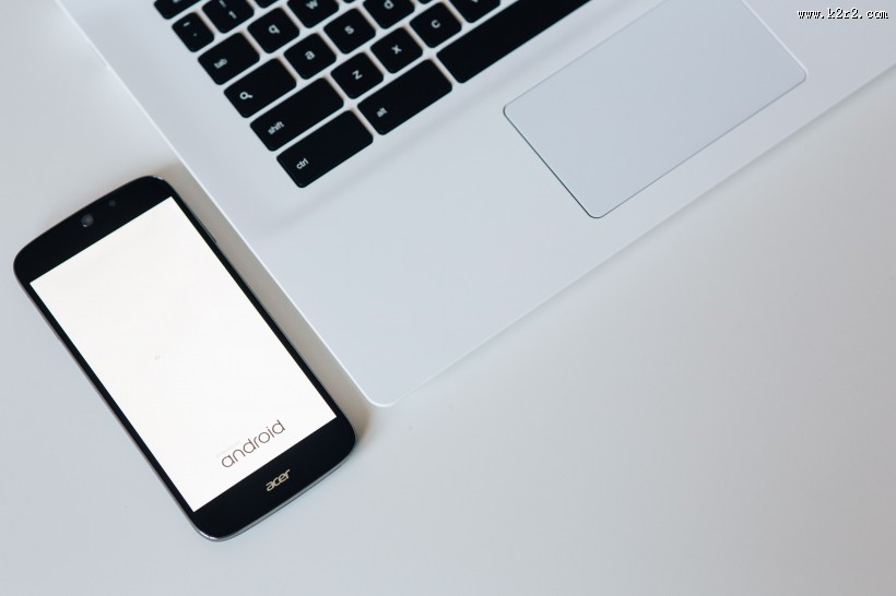 白色笔记本和智能手机的摆放图片大全