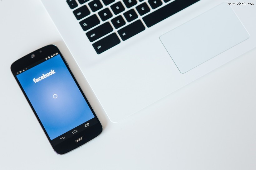 白色笔记本和智能手机的摆放图片大全