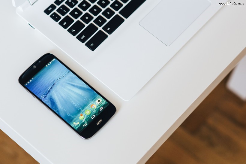 白色笔记本和智能手机的摆放图片大全