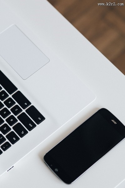 白色笔记本和智能手机的摆放图片大全