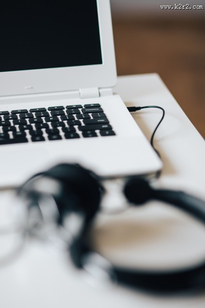 白色笔记本和智能手机的摆放图片大全