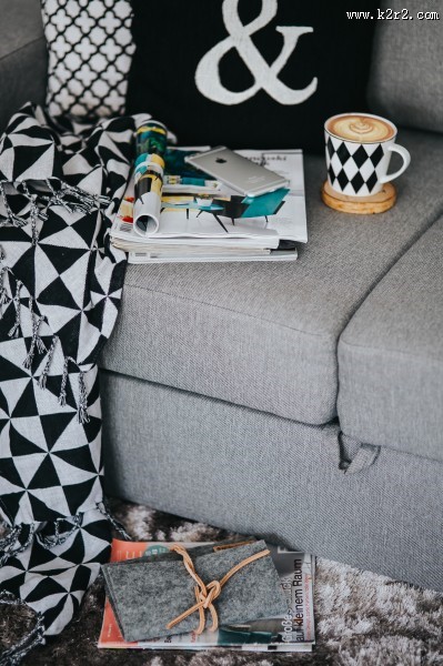 沙发上的杂志图片大全