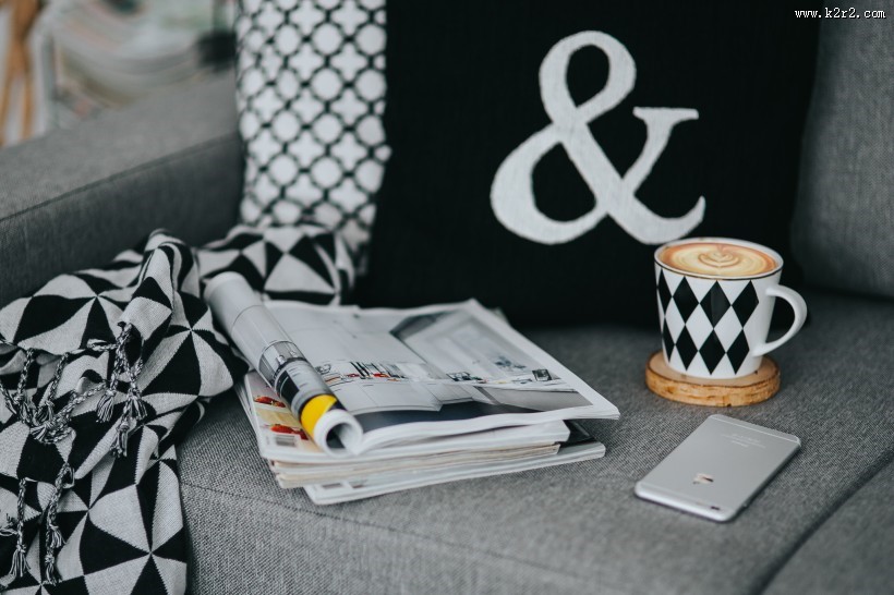 沙发上的杂志图片大全