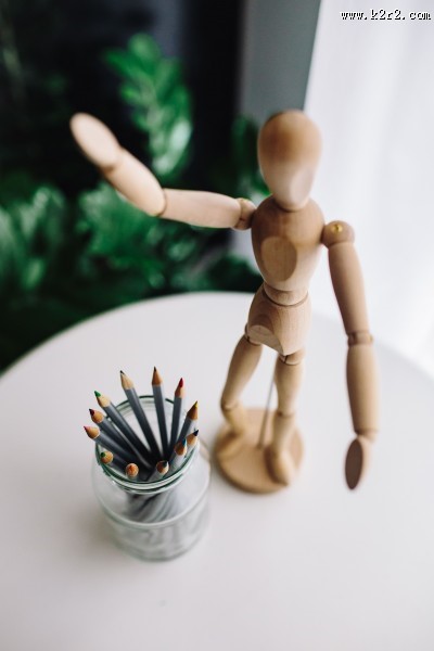 摆着各种姿势的木质模型图片