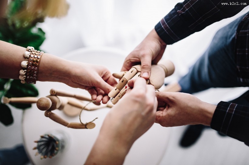 摆着各种姿势的木质模型图片