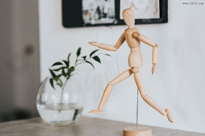 摆着各种姿势的木质模型图片