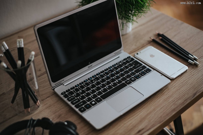 办公桌摆放的笔记本电脑图片大全