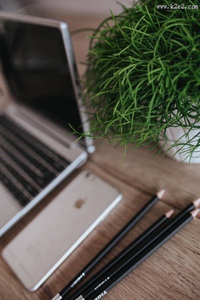 办公桌摆放的笔记本电脑图片大全