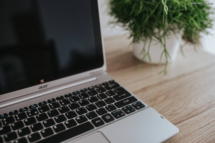 办公桌摆放的笔记本电脑图片大全