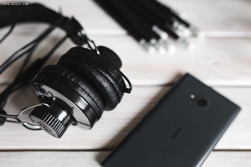 黑色耳机的摆放图片