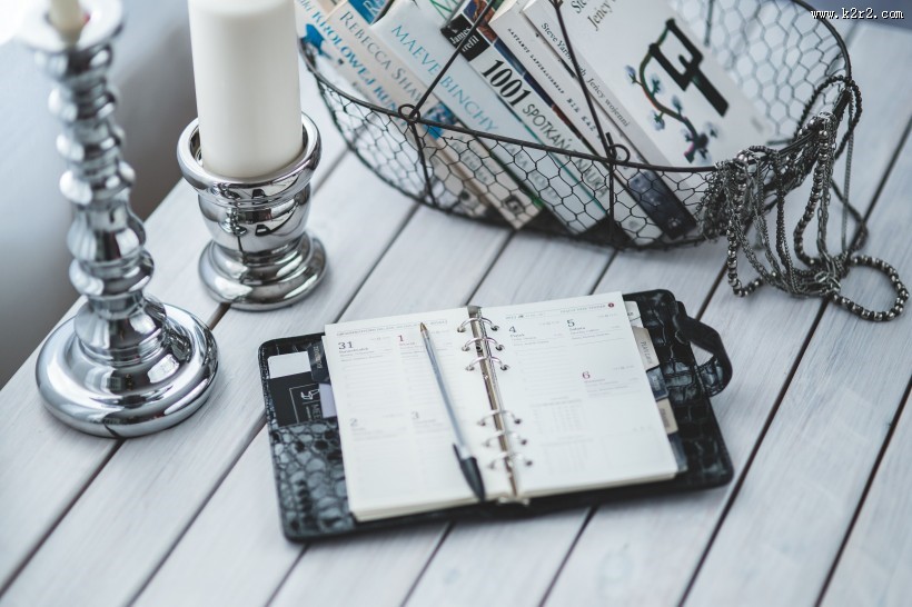 黑色耳机的摆放图片