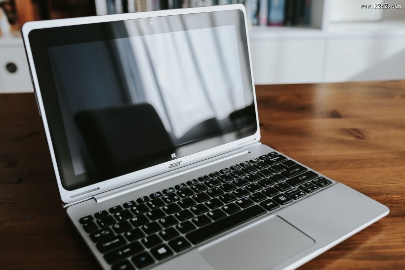 放在桌上的银色笔记本图片