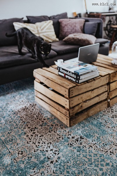 苹果笔记本电脑放在木桌上的图片