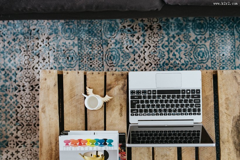 苹果笔记本电脑放在木桌上的图片