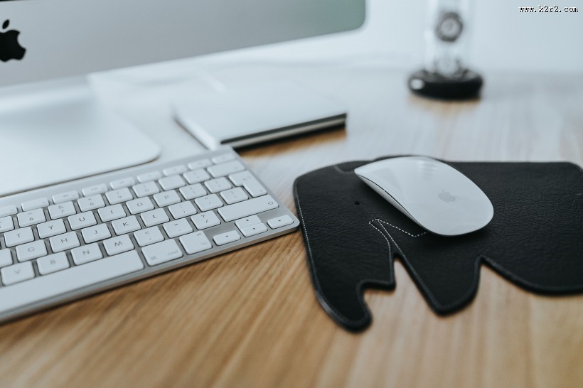 电脑桌上物品摆放的图片