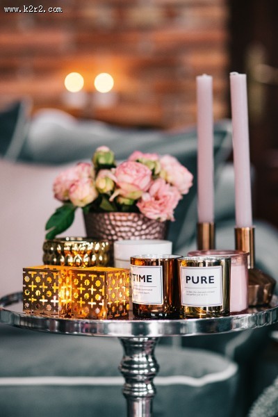 鲜花跟香薰蜡烛摆放的图片
