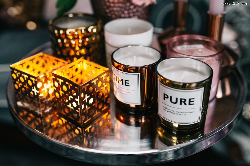 鲜花跟香薰蜡烛摆放的图片